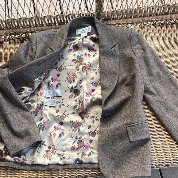 Women's Brown Suit Set - Picture 10 of 11